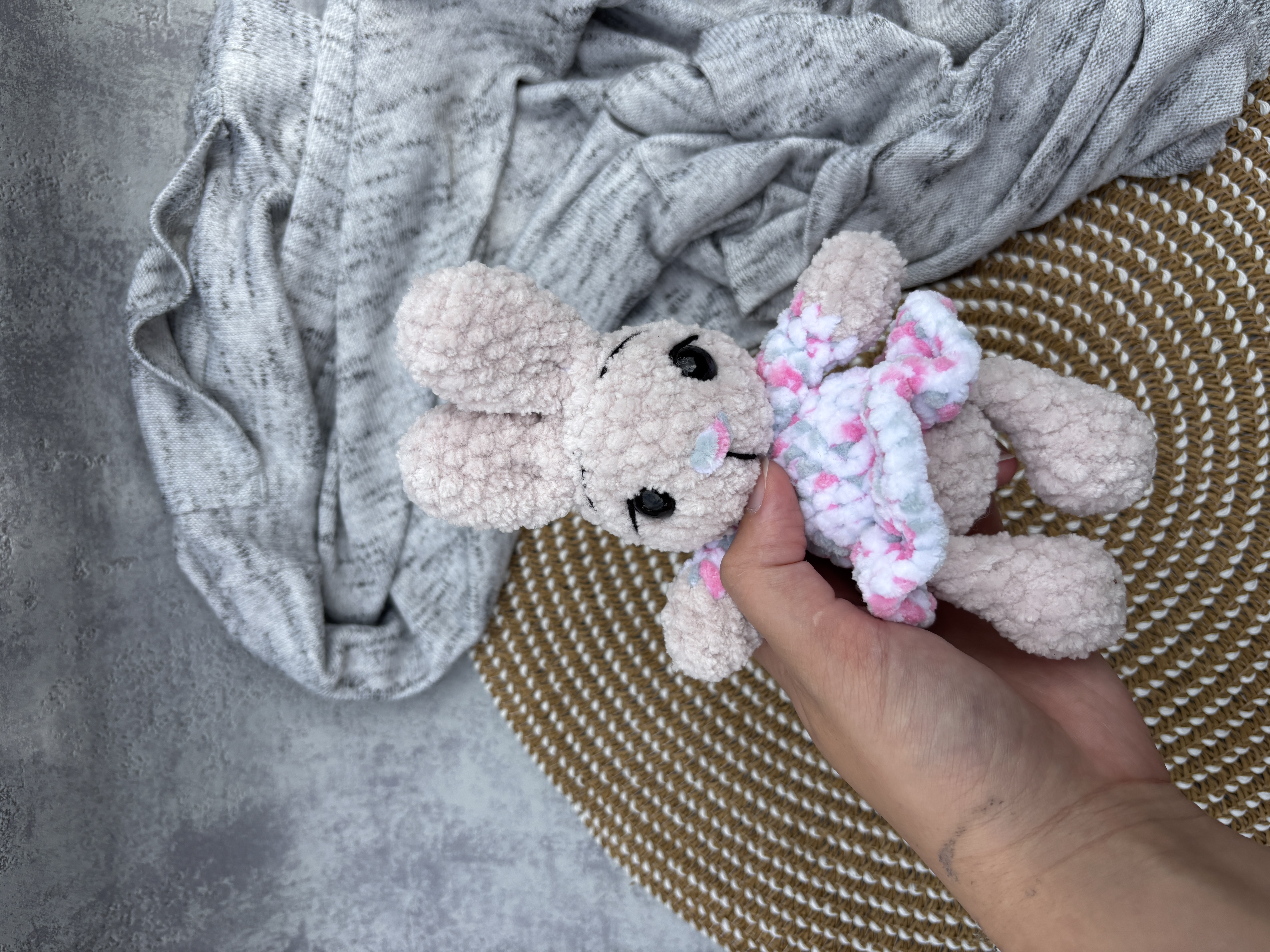 Háčkovaný Králíček v šatičkách